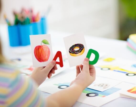 Criança com dificuldade de escuta em ambiente escolar, exemplificando sinais do TPAC.