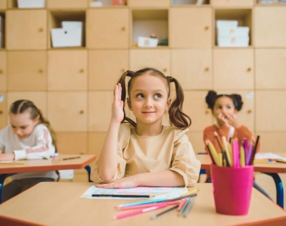 Criança em sala, TPAC, fonoaudiologia infantil