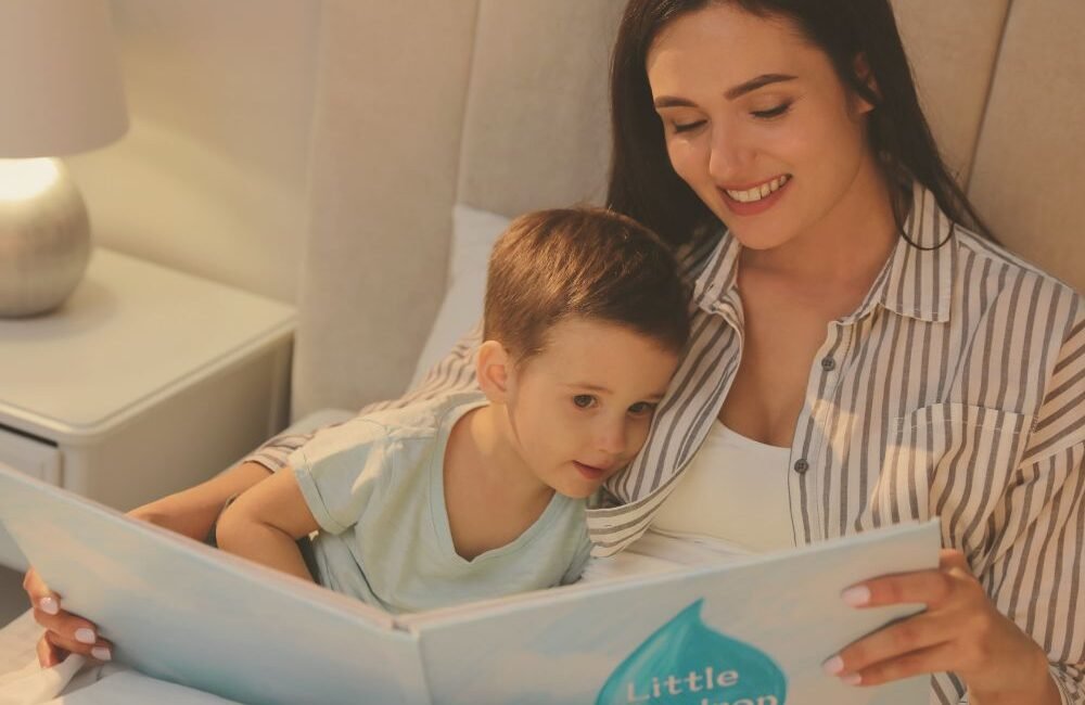 Leitura em voz alta com a mãe em um ambiente tranquilo, aplicando estratégias para TPAC.