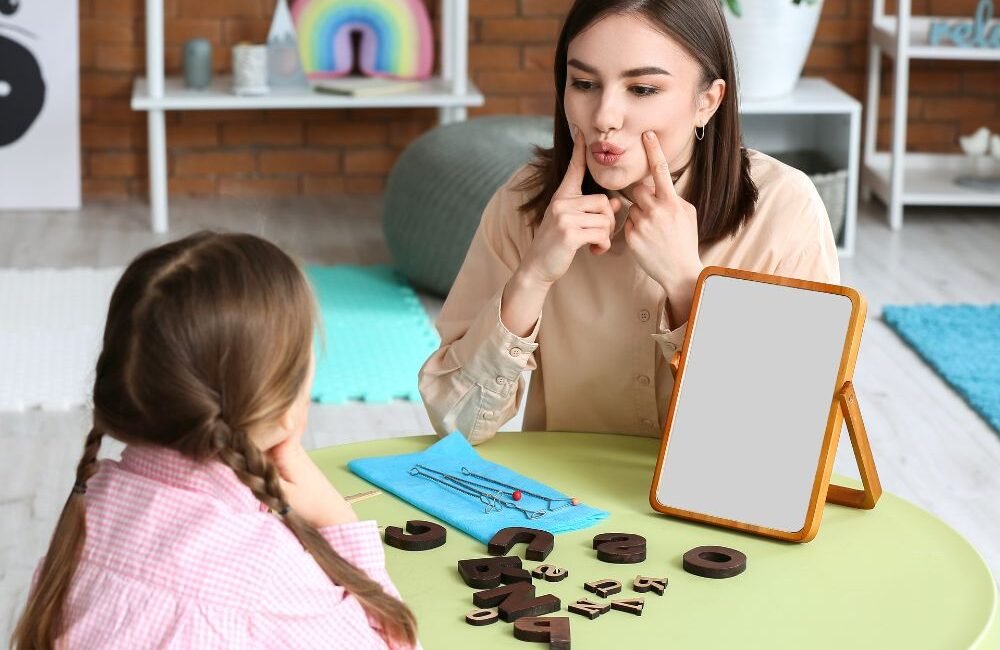 Fonoaudióloga infantil realizando terapia com criança com TPAC em consultório.