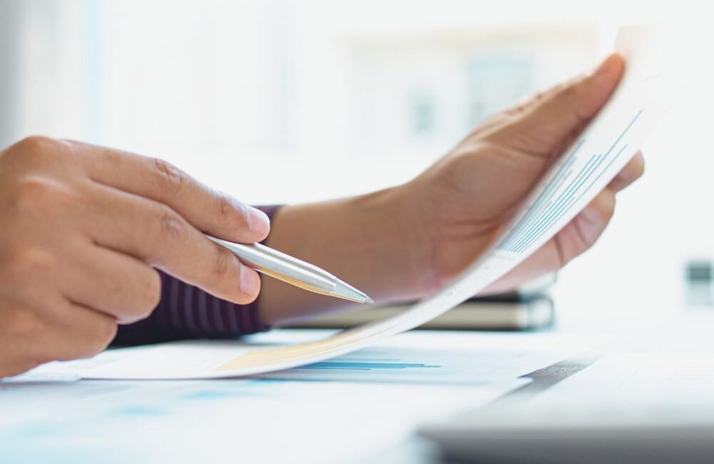 Fonoaudiólogo infantil explicando relatório de TPAC para os pais