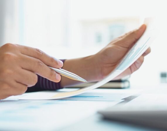 Fonoaudiólogo infantil explicando relatório de TPAC para os pais