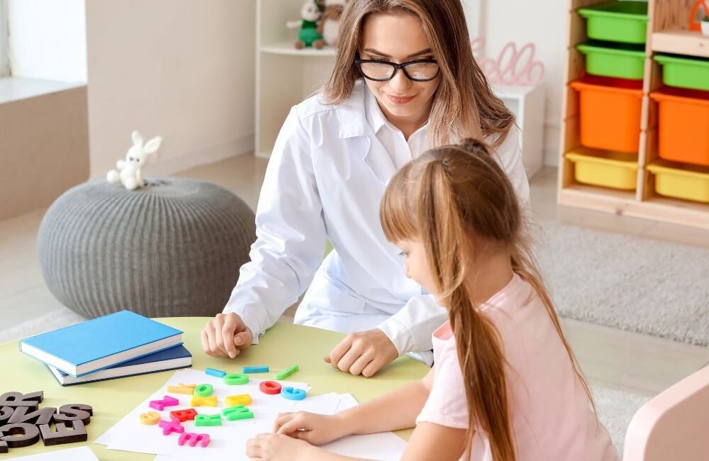 Criança em avaliação com fonoaudióloga especializada em TPAC