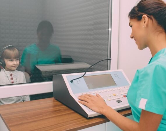 Fonoaudióloga infantil avaliando criança para diagnóstico e laudo de TPAC