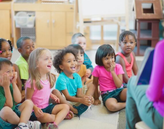 Criança em sala de aula com apoio de fonoaudióloga para dificuldades escolares relacionadas ao TPAC