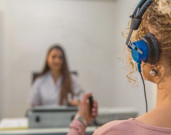 Exame PAC infantil em cabine acústica em São Paulo
