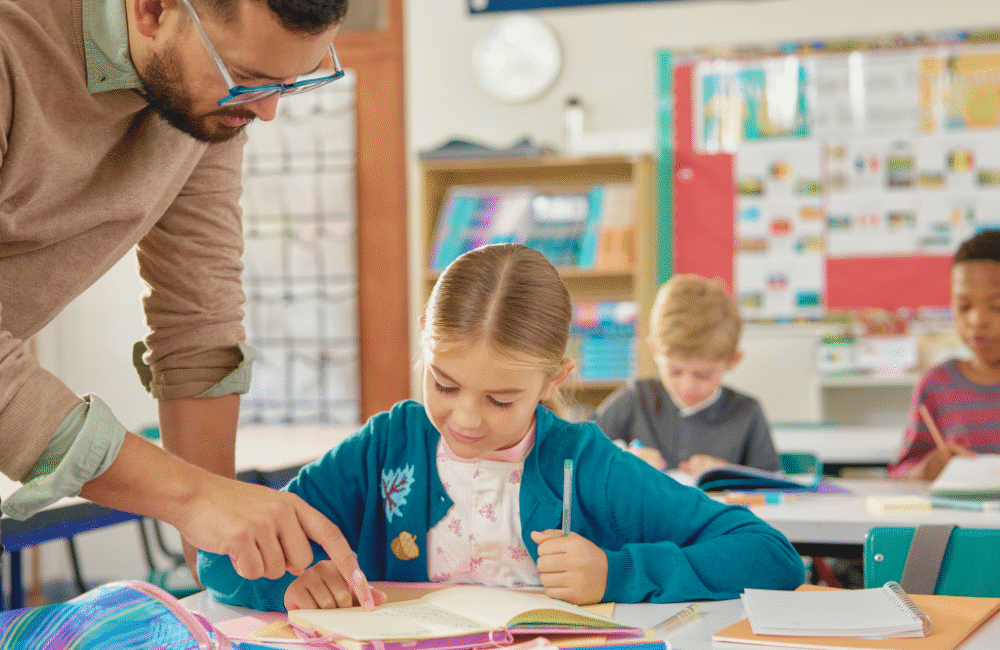 Relatório fonoaudiológico de TPAC em crianças, com orientações para escola e família, elaborado por fonoaudióloga infantil.