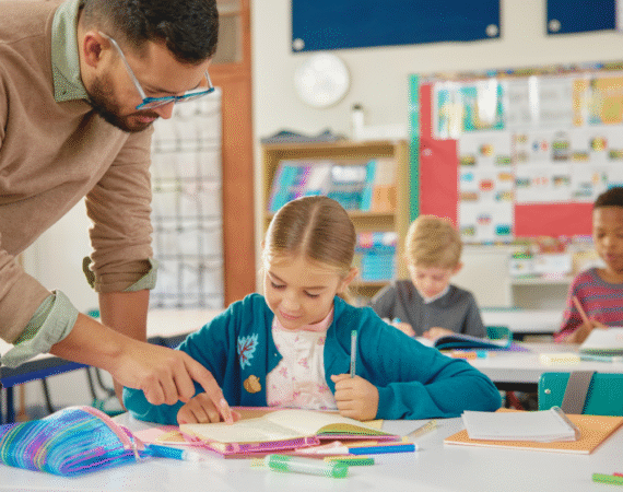 Relatório fonoaudiológico de TPAC em crianças, com orientações para escola e família, elaborado por fonoaudióloga infantil.