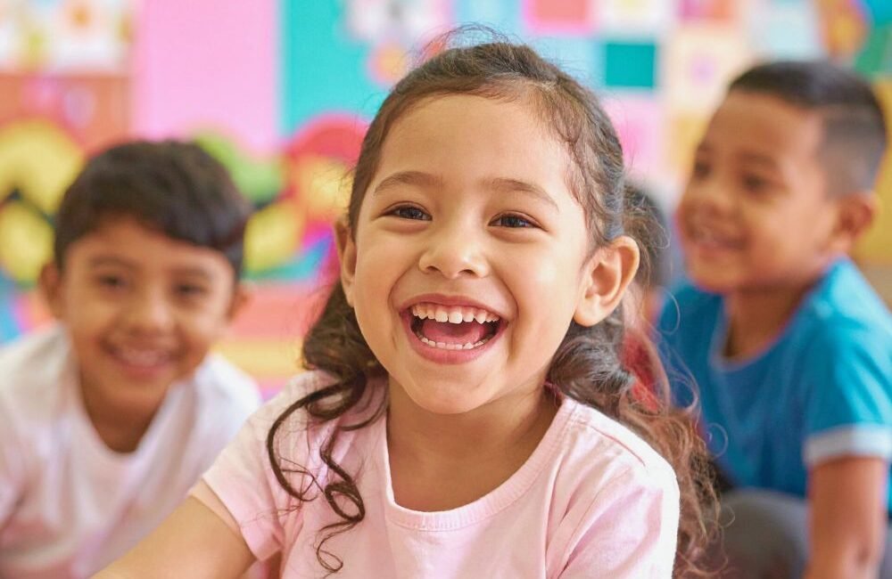 Dificuldades de aprendizagem podem estar relacionadas à fala, linguagem ou TPAC. Saiba quando procurar avaliação fonoaudiológica infantil e como ela ajuda no aprendizado.