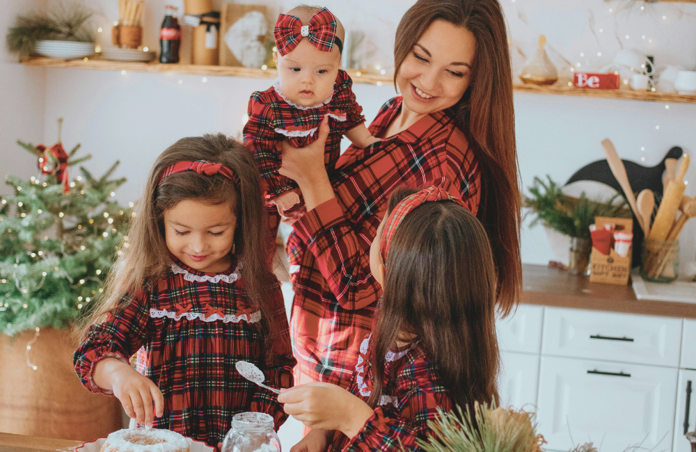 Pais observando criança durante atividade em casa nas férias, identificando sinais relacionados ao TPAC.