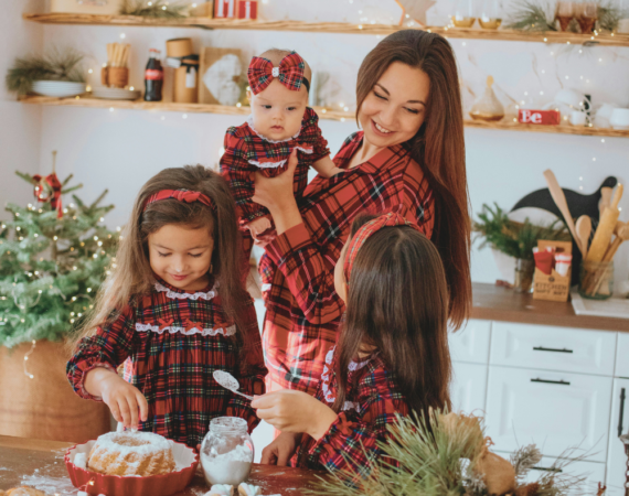 Pais observando criança durante atividade em casa nas férias, identificando sinais relacionados ao TPAC.