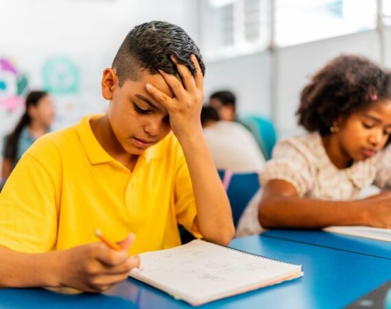 Criança estudando com dificuldade para compreender atividade escolar