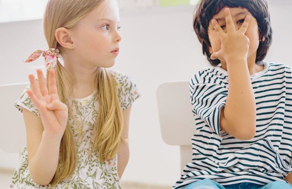 Criança em atividade escolar com dificuldade de comunicação e atenção auditiva