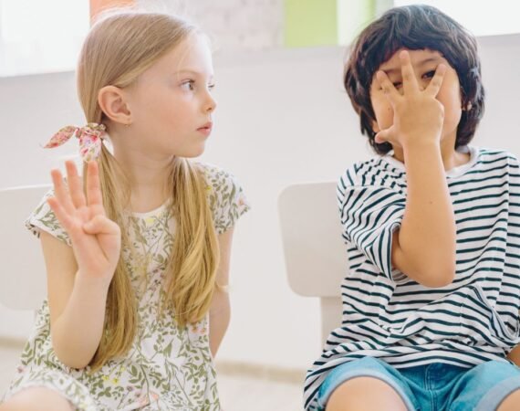 Criança em atividade escolar com dificuldade de comunicação e atenção auditiva