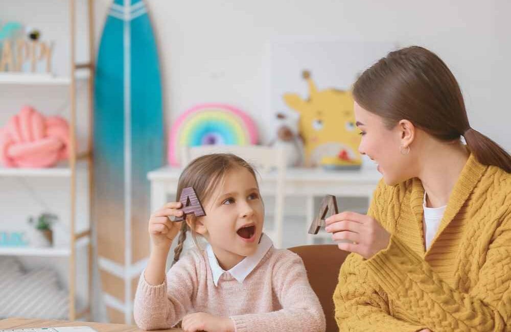 Criança em atividade de compreensão da linguagem com fonoaudióloga infantil.