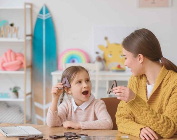 Criança em atividade de compreensão da linguagem com fonoaudióloga infantil.